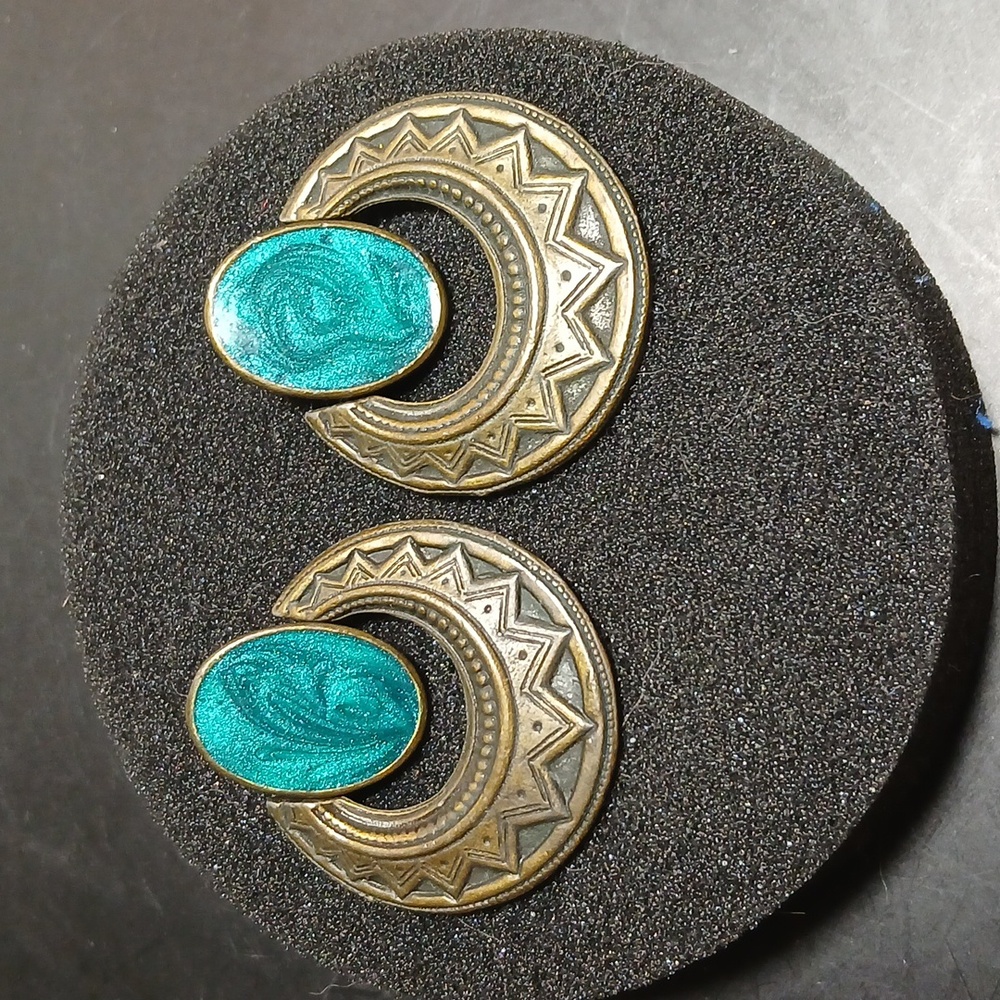 Vintage Hoop Dangle Earrings Brass Tone Filigree With Emerald Color - Picture 1 of 5